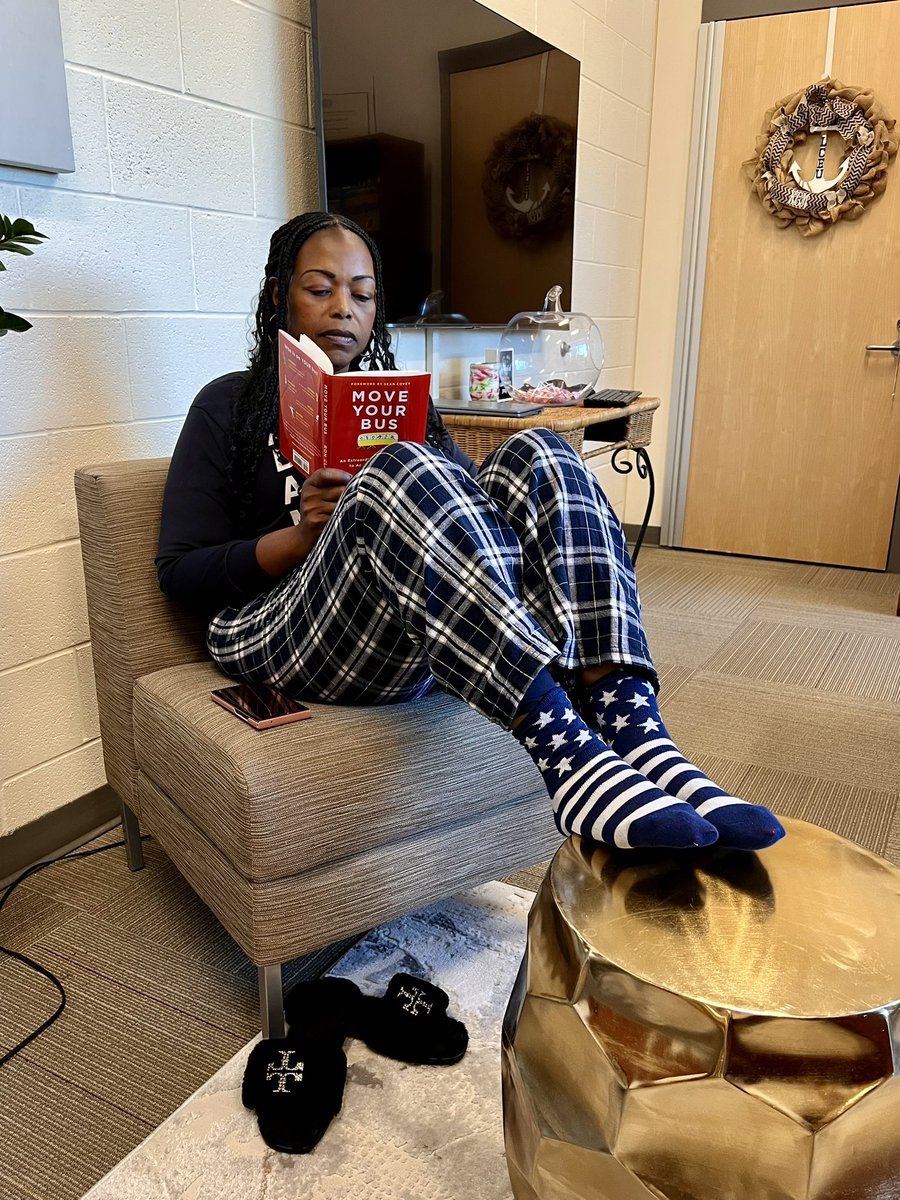Mr_Lewis_AP's tweet photo. I caught several @LCE_UpperCampus Gators reading today during our D.E.A.R. Pajama Party! #LCEUlearning #LCEUjoy @RichlandTwo https://t.co/BkvmmlqPg9