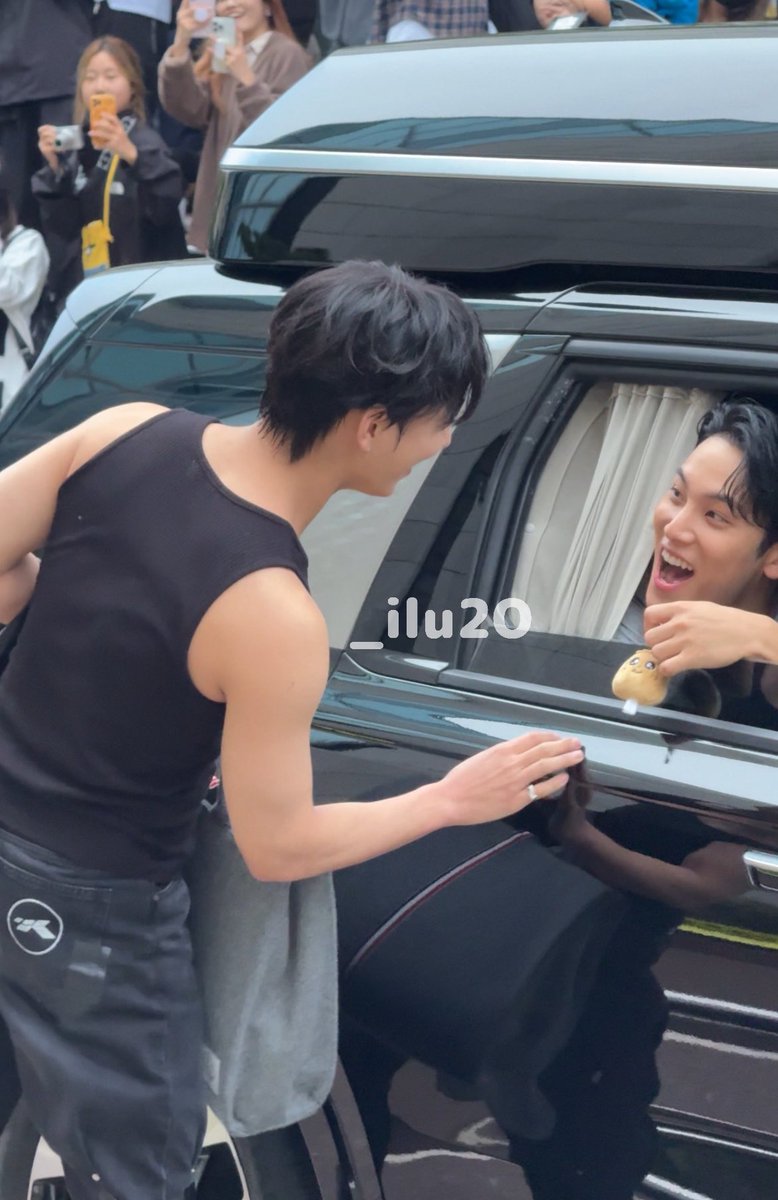 hjsbase's tweet photo. AAAAA THIS GYUSHUA MOMENT SO CUTE!!! 🐶🦌 https://t.co/AR7lcQS95Y