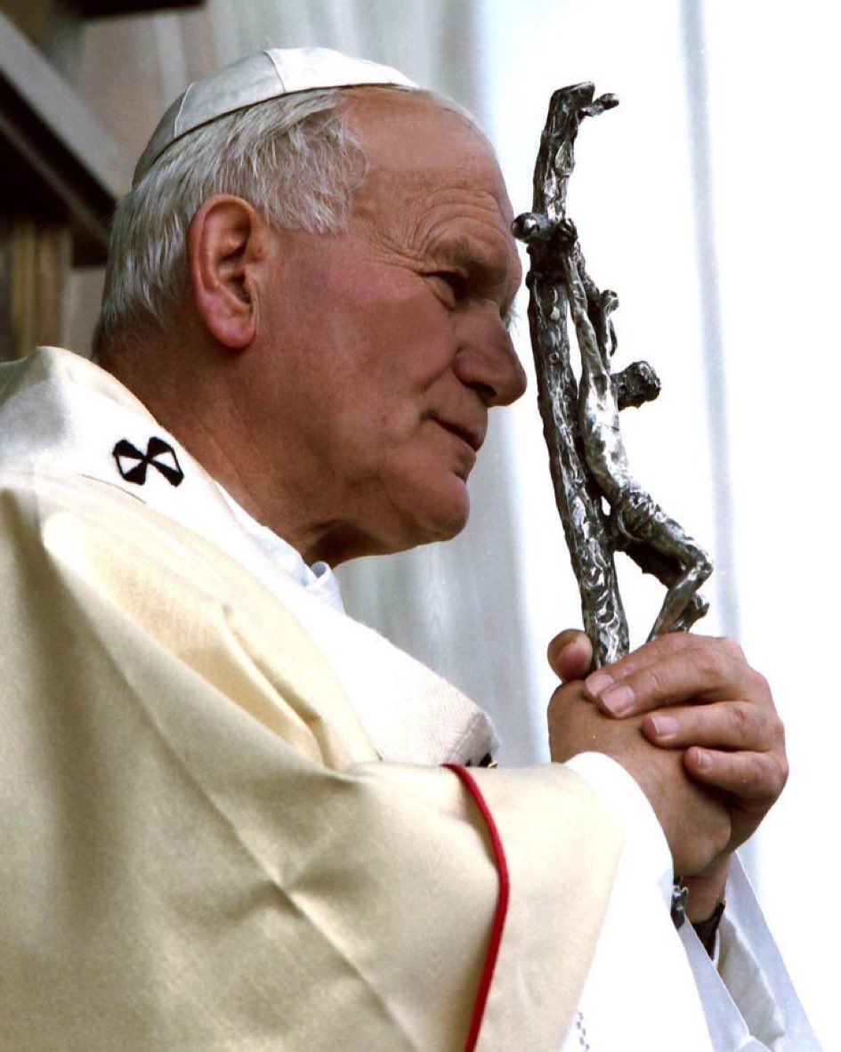 "Incluso en la noche más oscura , terminará y saldrá el sol"

~ San Juan Pablo II