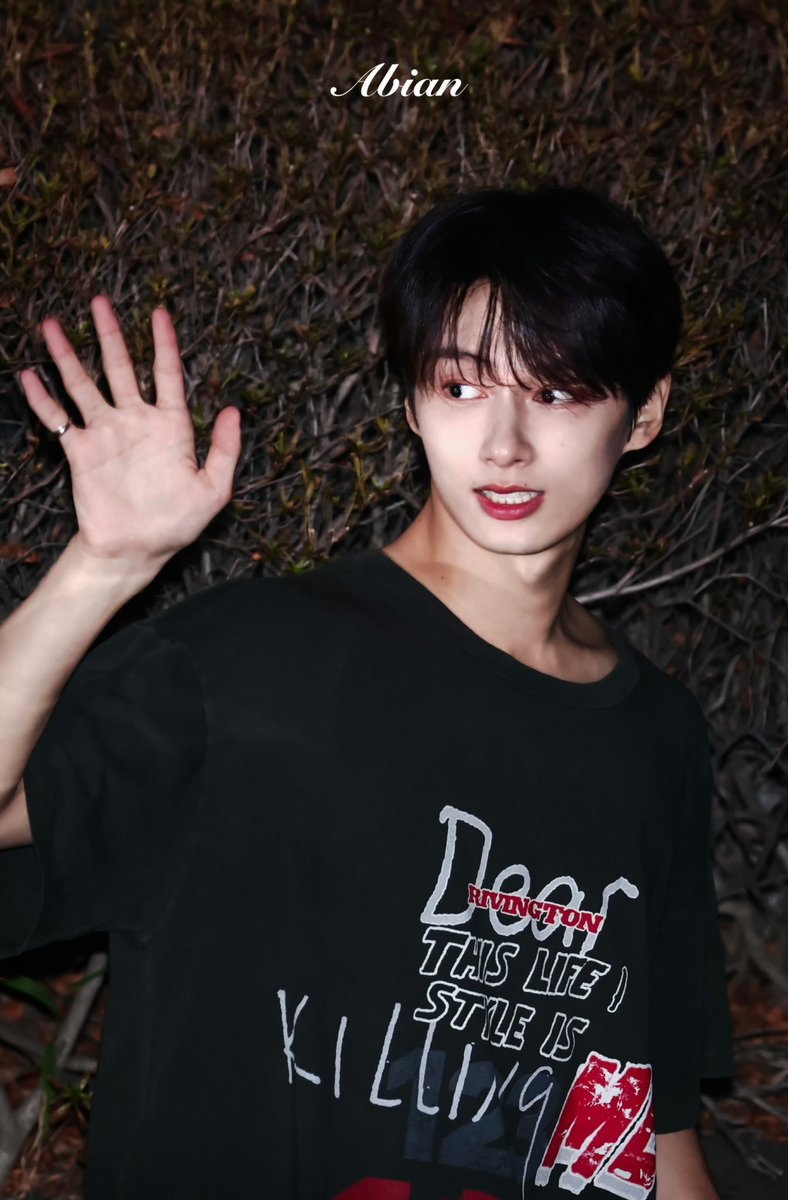 제가오지여행에빠져있던때의일입니다.저는중국시골의어떤산에서길을잃었고며칠간산길을헤맨끝에쓰러졌더랍니다.이대로죽는구나싶었는데깨어나보니처음보는마을이더군요.그들은어떤무희를여신으로섬기는중이었습니다..깨어난제가지금이몇년도죠?라고묻자그들은
진시황은살아있다.
진시황은살아있다.