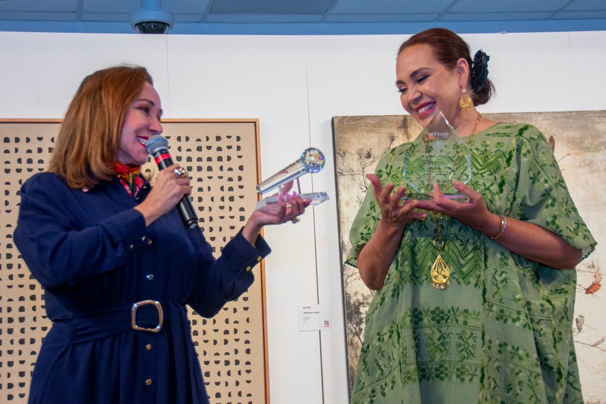 ConsulMexHou's tweet photo. El día de hoy, la Cónsul General, María Elena Orantes, hizo entrega de un reconocimiento a la cantante @AidaCuevas , por sus 49 años de carrera artística. Una mexicana que ha llevado la cultura de nuestro país por todo el mundo a través de la música y a quien hoy, 🧵 https://t.co/XowsUQEqOm