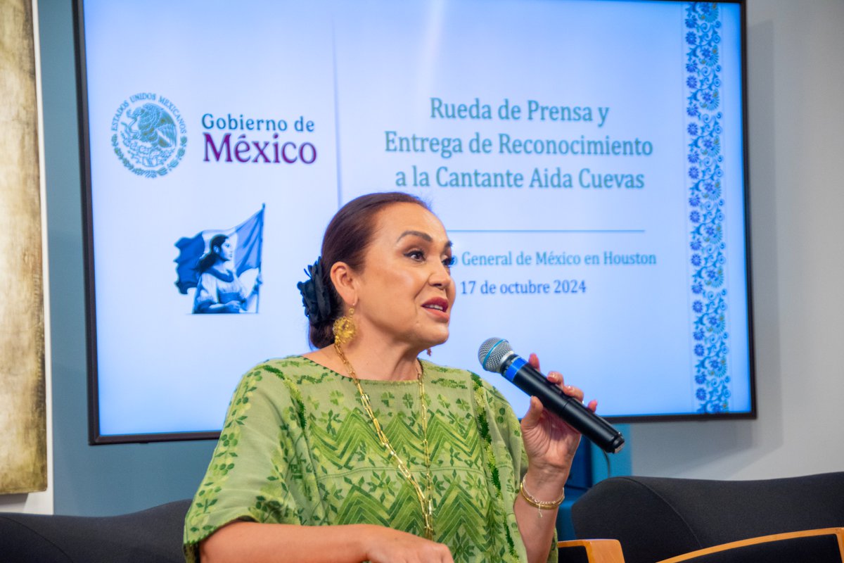 ConsulMexHou's tweet photo. El día de hoy, la Cónsul General, María Elena Orantes, hizo entrega de un reconocimiento a la cantante @AidaCuevas , por sus 49 años de carrera artística. Una mexicana que ha llevado la cultura de nuestro país por todo el mundo a través de la música y a quien hoy, 🧵 https://t.co/XowsUQEqOm
