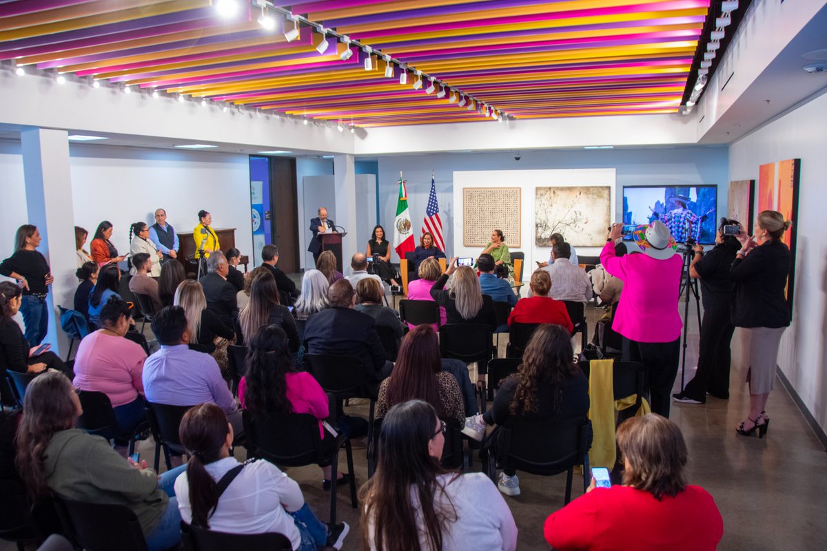 ConsulMexHou's tweet photo. El día de hoy, la Cónsul General, María Elena Orantes, hizo entrega de un reconocimiento a la cantante @AidaCuevas , por sus 49 años de carrera artística. Una mexicana que ha llevado la cultura de nuestro país por todo el mundo a través de la música y a quien hoy, 🧵 https://t.co/XowsUQEqOm