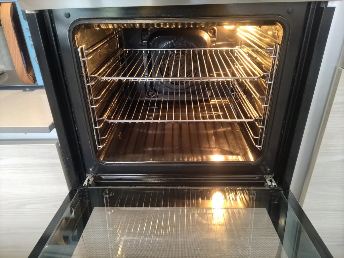 Before &amp; After 🧽

We are a proud family-owned business in Essex with over ten years of experience. Contact us at 01279432444 to schedule your appointment today! ☎️

#OvenBright #OvenCleaning l
