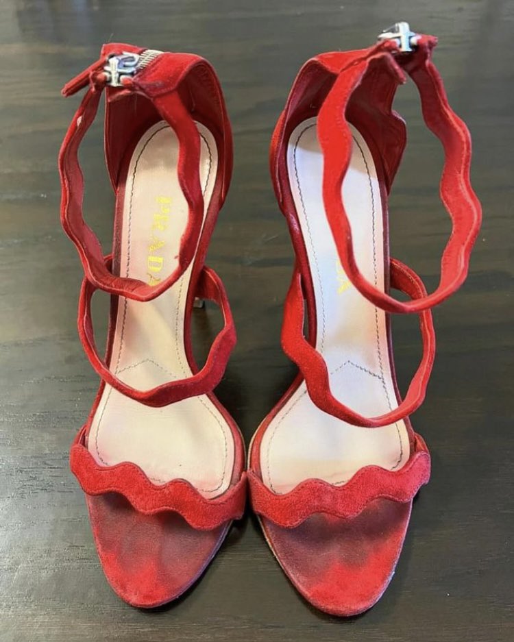wws99X's tweet photo. These gorgeous well worn #pradaheels from one of my IG followers have it all - beautiful #dirtysoles, heel tips worn down to the #nailheels, and the most wonderful sweaty #toeprints. Love it!

#wellwornheels #wellwornsandals #sweatyheels #shoeworship #shoefetish https://t.co/Gyb94KTa1F