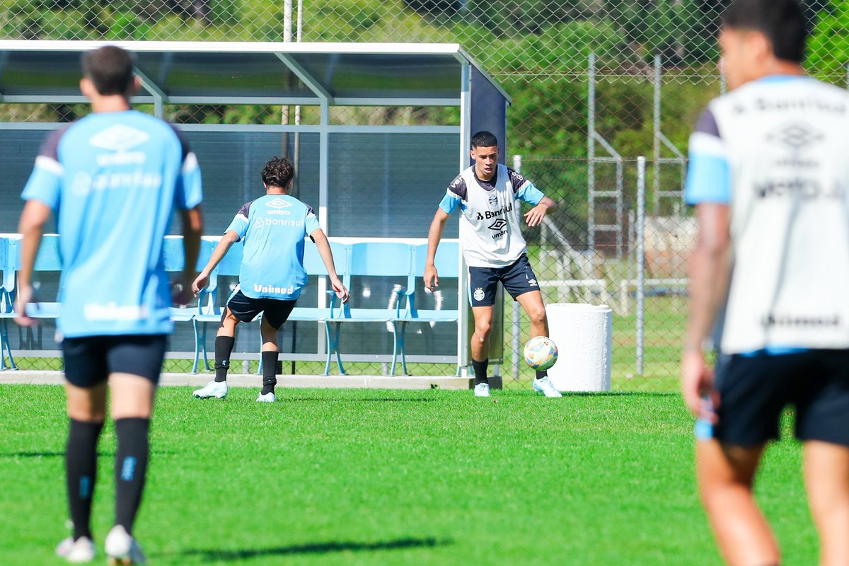 Gremio's tweet photo. #BaseGremista finaliza preparação para as quartas do #GauchãoSub20! 🇪🇪💪🏾 Buscando vaga na semifinal, a equipe #Sub20 realizou os últimos ajustes no treino desta quinta-feira. Amanhã é dia de batalha!

📸 Angelo Pieretti / Grêmio FBPA

Leia: https://t.co/B4GD5KWUaw https://t.co/byQpWdFxaR