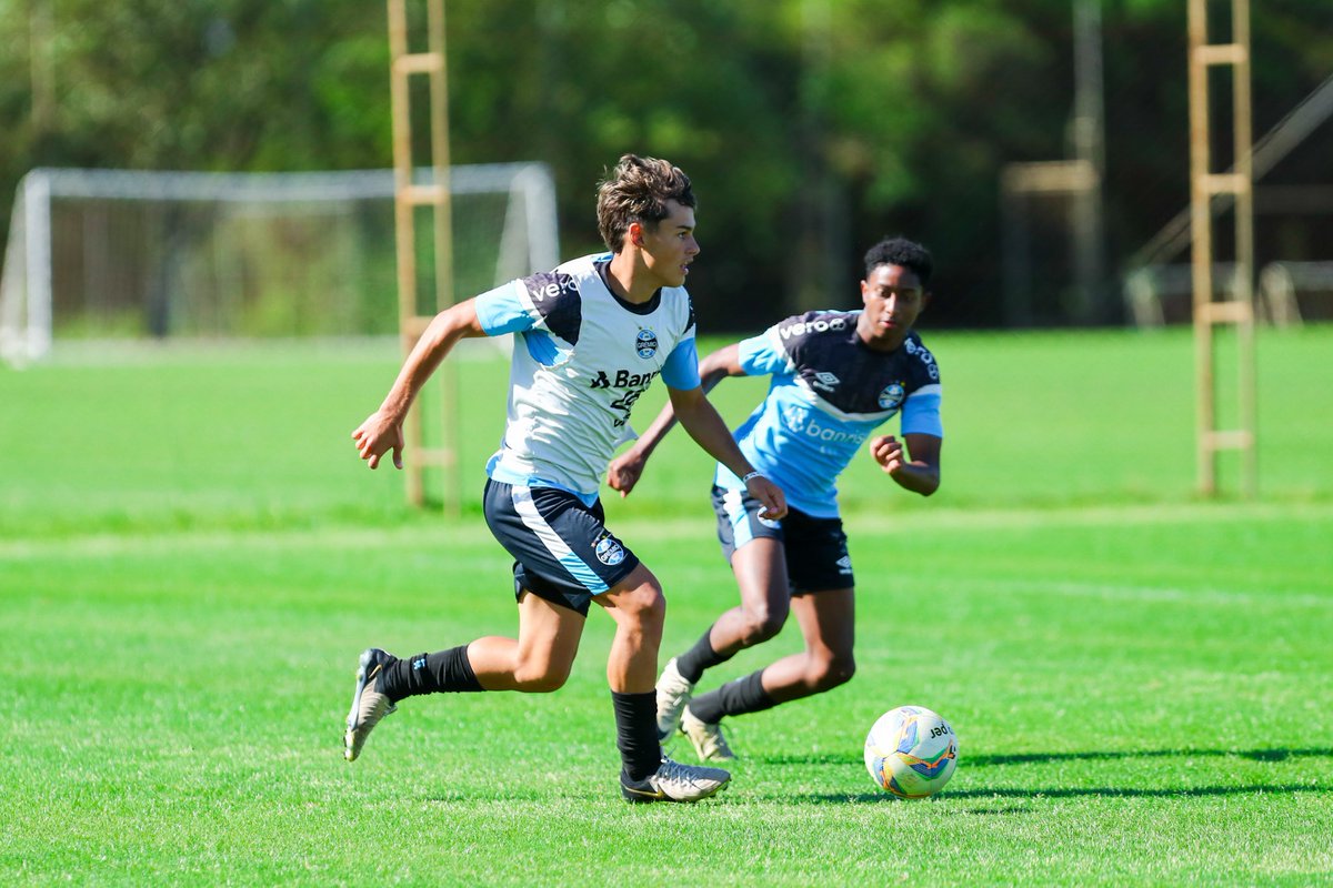 Gremio's tweet photo. #BaseGremista finaliza preparação para as quartas do #GauchãoSub20! 🇪🇪💪🏾 Buscando vaga na semifinal, a equipe #Sub20 realizou os últimos ajustes no treino desta quinta-feira. Amanhã é dia de batalha!

📸 Angelo Pieretti / Grêmio FBPA

Leia: https://t.co/B4GD5KWUaw https://t.co/byQpWdFxaR
