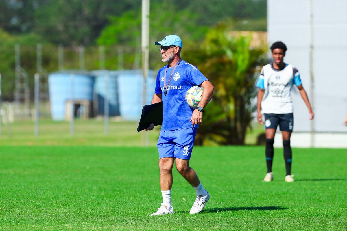 Gremio's tweet photo. #BaseGremista finaliza preparação para as quartas do #GauchãoSub20! 🇪🇪💪🏾 Buscando vaga na semifinal, a equipe #Sub20 realizou os últimos ajustes no treino desta quinta-feira. Amanhã é dia de batalha!

📸 Angelo Pieretti / Grêmio FBPA

Leia: https://t.co/B4GD5KWUaw https://t.co/byQpWdFxaR