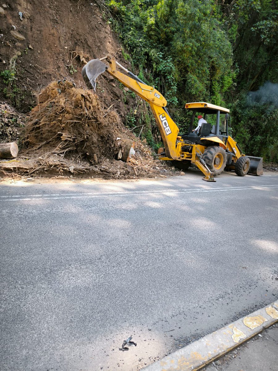 cuajimalpa_gob's tweet photo. Nuestra Unidad de Mejoramiento Urbano se encuentra trabajando en #SanPabloChimalpa,  previo a la tradicional carrera del Venado 🏃‍♂️🦌 este domingo. 
#Cuajimalpa #CarreraDelVenado https://t.co/r57rRVQ3Nn