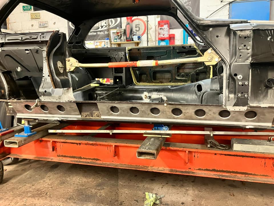 Celettegroup's tweet image. #Jaguar XJ6 up for complete top the bottom restoration. To make sure everything is perfectly aligned and fitted, they are using a #Celette #framemachine, which is designed to help restore the car&apos;s frame and body with great precision.