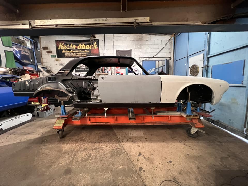 Celettegroup's tweet image. #Jaguar XJ6 up for complete top the bottom restoration. To make sure everything is perfectly aligned and fitted, they are using a #Celette #framemachine, which is designed to help restore the car&apos;s frame and body with great precision.