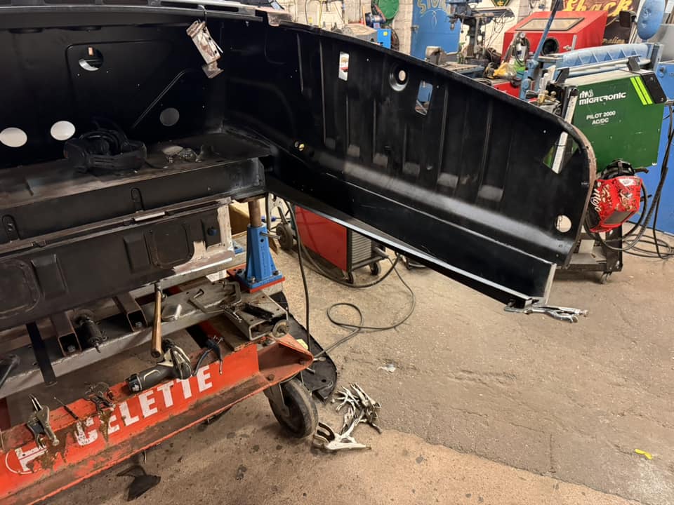 Celettegroup's tweet image. #Jaguar XJ6 up for complete top the bottom restoration. To make sure everything is perfectly aligned and fitted, they are using a #Celette #framemachine, which is designed to help restore the car&apos;s frame and body with great precision.