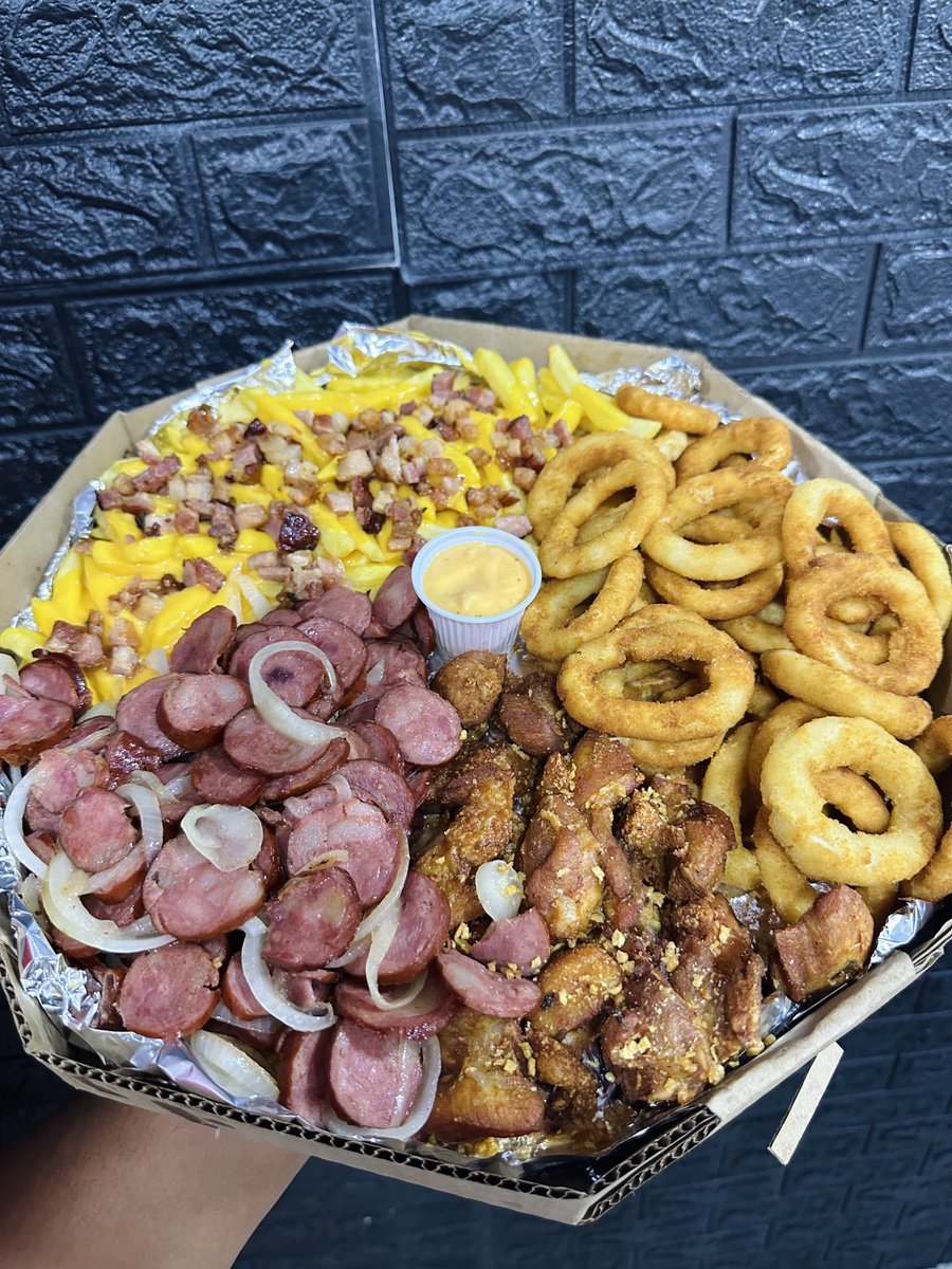 Linguiça acebolada, frango a passarinho (sem osso), anel de cebola + batata com cheddar melt + bacon cubos. 🥓🍟😋

isso é Lanches da Tia Rose! 🥳