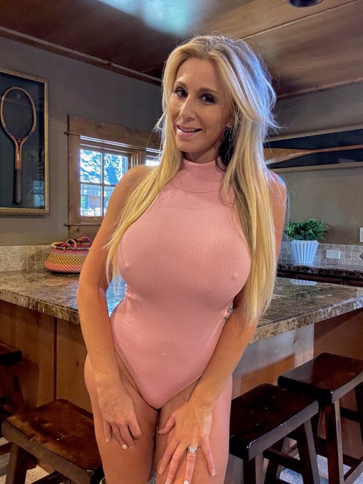 Do you like your MILFS extra yummy? https://t.co/DMK5pTBe84
