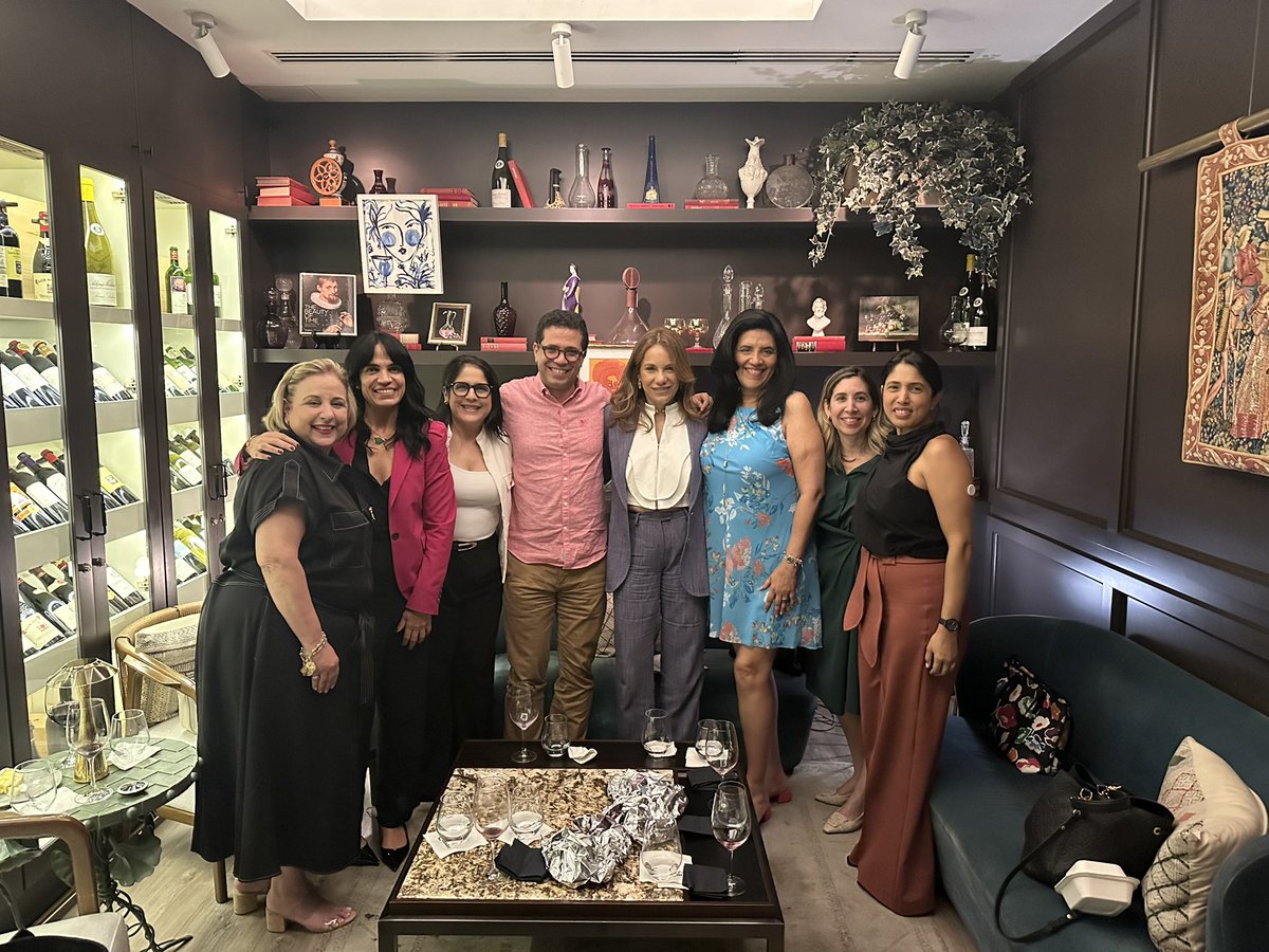 La reforma constitucional, explicada con sólidos argumentos jurídicos por <a href="/NassefPerdomo/">Nassef Perdomo</a> Interesantísimo diálogo sobre los cambios sociales y políticos de nuestra Constitución. Encuentro memorable. Gracias mil! La Peña de las Abogadas <a href="/maribelgasso/">Maribel Gassó</a> <a href="/mjamiama/">Mirna J. Amiama Nielsen</a>