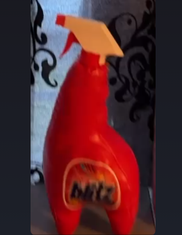 ivycomb's tweet photo. one of my friends said something is wrong with my spray bottle? please explain i dont understand https://t.co/Tn8sasJ6VJ