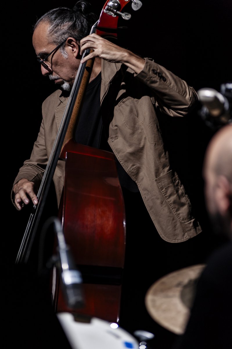 masMUSICAmx's tweet photo. Un breve registro que capta la intensidad y maestría de estos tremendos musicazos @abrahambarrera3 @AaronCruzB y #brunoramirez! El #OctubreJazz de @HorizonteJazz merece una larga vida! Gracias Rafael Arriaga @r_arrzazu  por tu amor a a la música y a la fotografía! https://t.co/V7g1YzKH6f