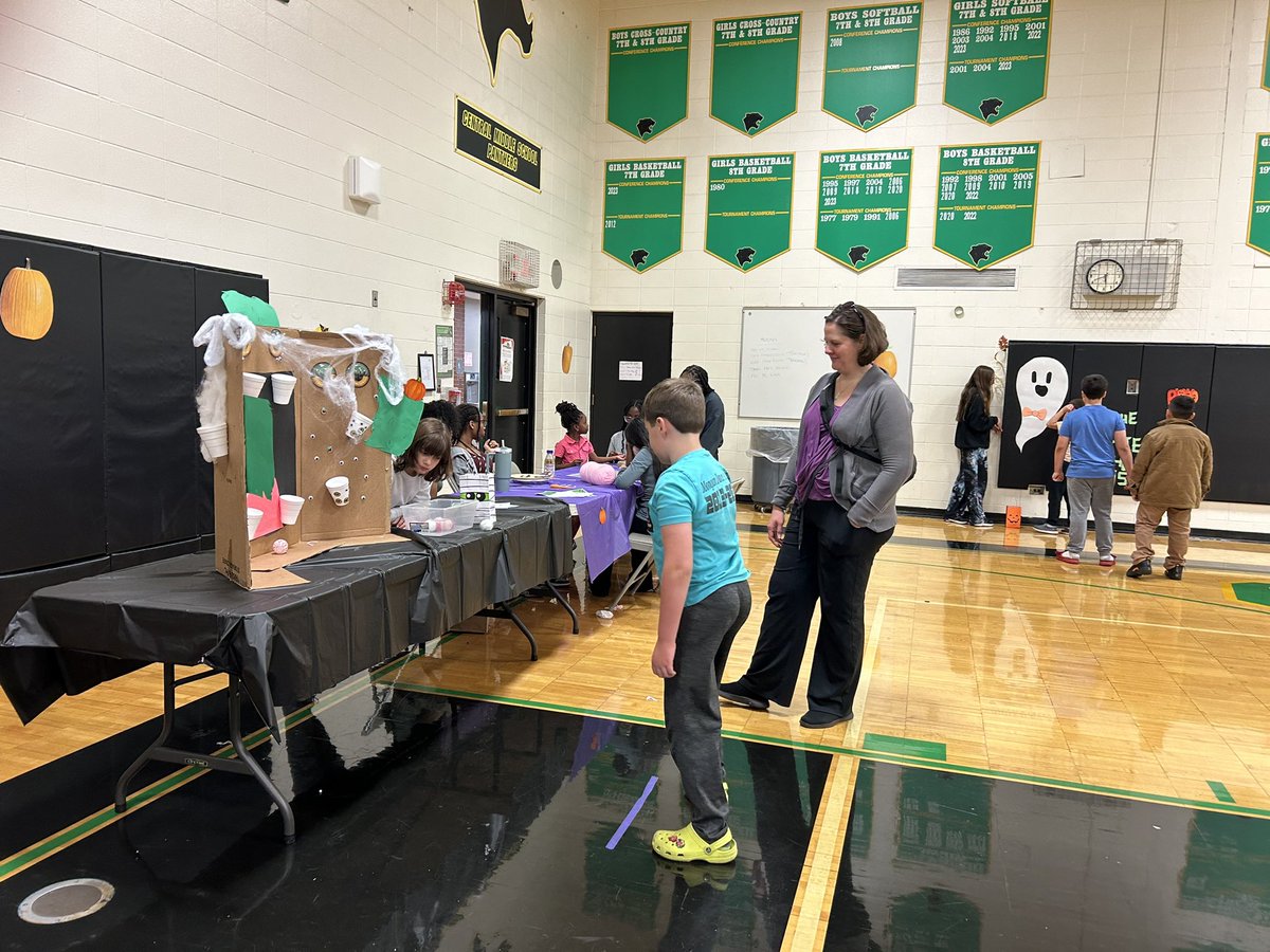 Such a fun evening at the first CMS Fall Fest! Shout out to the Student Leaders who planned and sponsored the event, the best DJ <a href="/MrsBanosCruz/">Lisa Banos-Cruz</a>, and to the CMS clubs who hosted games! #BeEvergreen 💚⭐️ @Lieske_Teaches
