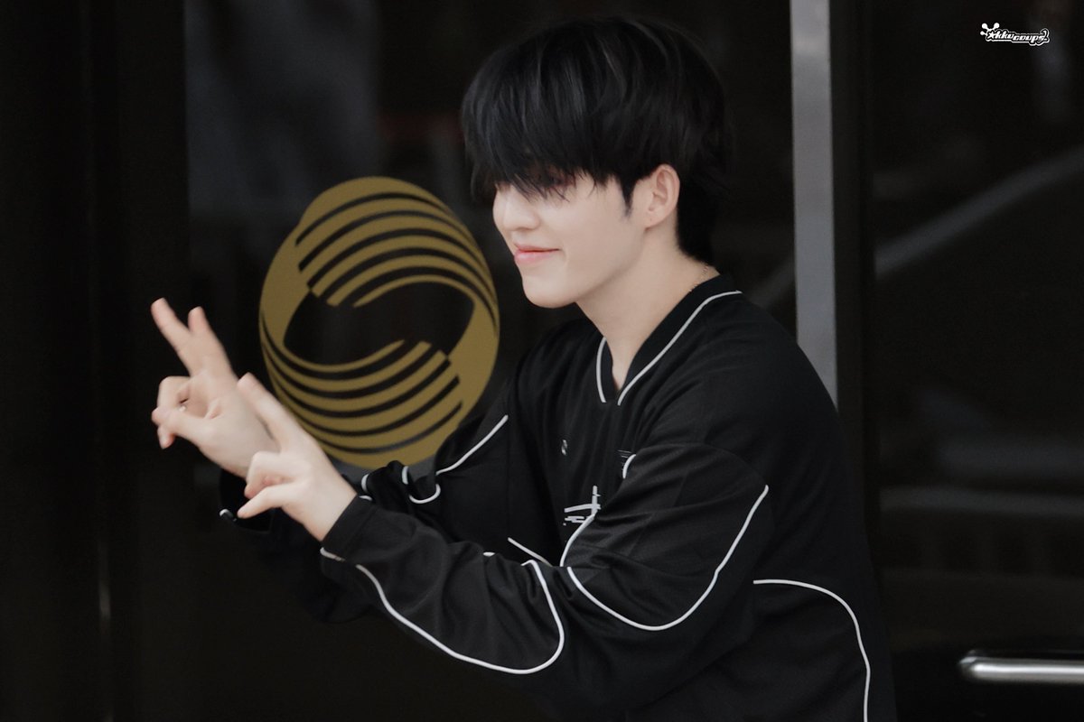 KKuCoups's tweet photo. 241018 뮤직뱅크 퇴근

🍒

#SCOUPS #에스쿱스 #승철 #최승철
#エスクプス
#세븐틴 #SEVENTEEN https://t.co/j5j2MEAQXI