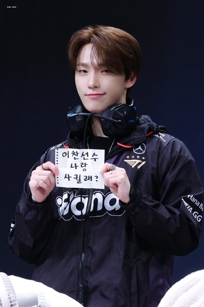 아니 ,,,,,, 근데 메시지 들기 전 웃는 디노 표정이 진짜. 진짜임