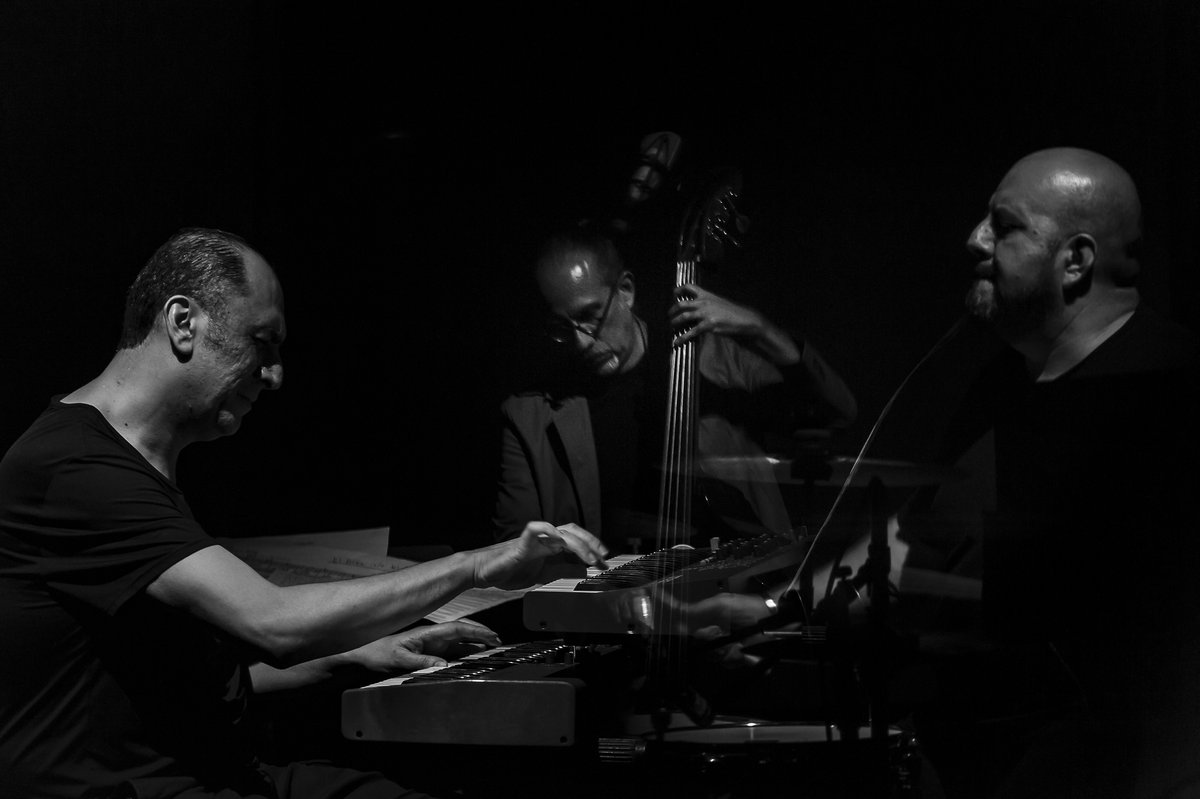 masMUSICAmx's tweet photo. Un breve registro que capta la intensidad y maestría de estos tremendos musicazos @abrahambarrera3 @AaronCruzB y #brunoramirez! El #OctubreJazz de @HorizonteJazz merece una larga vida! Gracias Rafael Arriaga @r_arrzazu  por tu amor a a la música y a la fotografía! https://t.co/V7g1YzKH6f