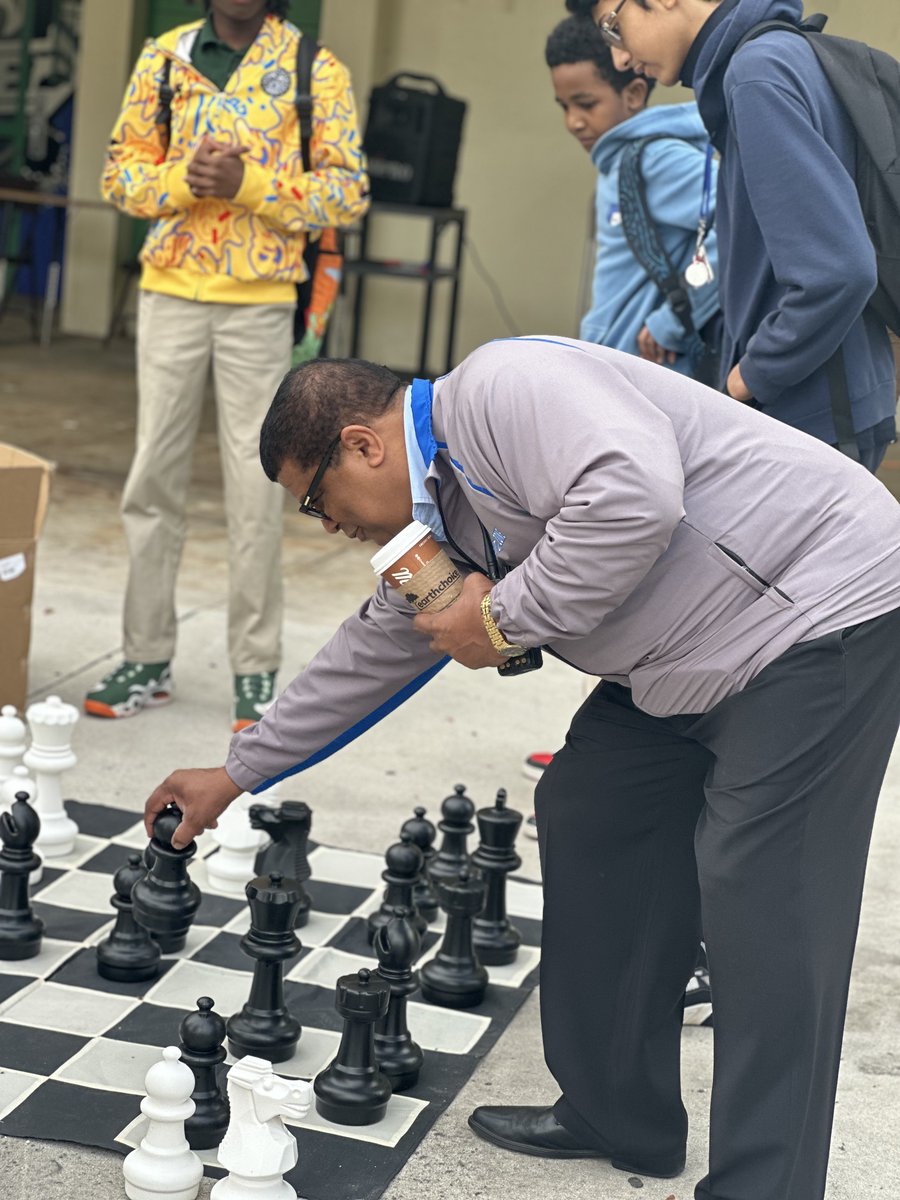 “Avoid the crowd. Do your own thinking independently. Be the chess player, not the chess piece.” – Ralph Charell
Principal Evans taking a morning brain break. Never miss an opportunity to build relationships. <a href="/eevans5686/">Mr. Evans</a> <a href="/BCPSSantana/">Ricardo Santana</a> <a href="/DrFlem71/">Dr. Jermaine Fleming</a> <a href="/browardschools/">Broward Schools</a>