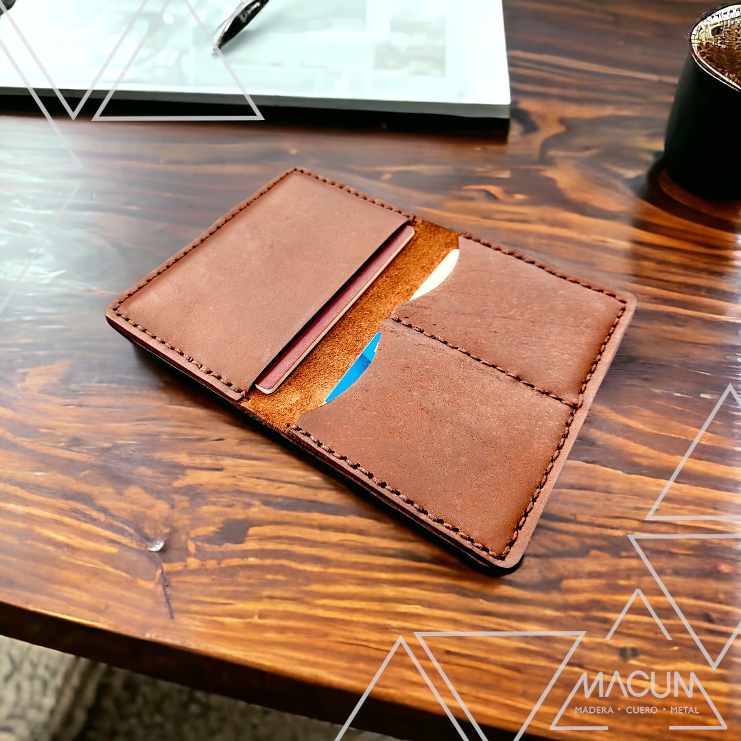 #Portapasaporte Artesanal hecho a mano con detalle y atención minuciosa para asegurar un acabado como el que mereces
Espacios bien diseñados para que tu pasaporte, tarjetas y documentos queden organizados
#MACUM #ProductosArtesanales #CalidadArtesanal #leatherwork #handmade