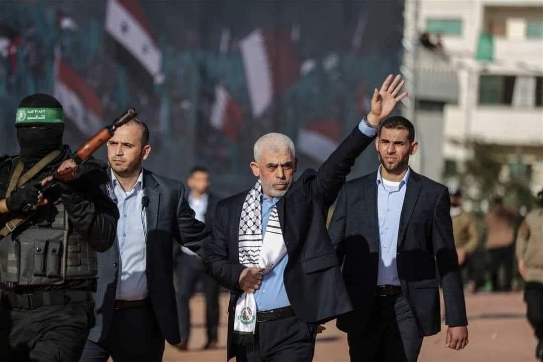 يوم حزين من ايامنا الحزينة التي لا تعد ولا تحصى ولا نقول إلا ما يرضي الله ..
وهكذا ترجل الفارس عن صهوة جواده بعد أن أمضى عهداً من الزمن وأدى الأمانة وكان عبداً صالحاً.. وسيبقى التاريخ يذكر هذا الفارس المعطاء لأجيال عديدة ...