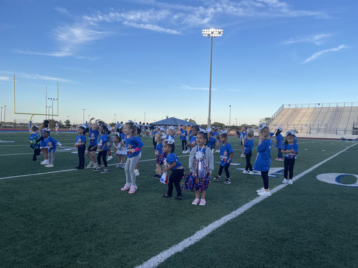 DrBrownEDU's tweet photo. Tonight at the freshman football π games, we had the CUTEST littlest Gators cheering us on! π PK-3rd grade students bringing all the spirit and smiles! π#GatorPride #FutureGators #CommunityLove https://t.co/hMZRAJvJSr