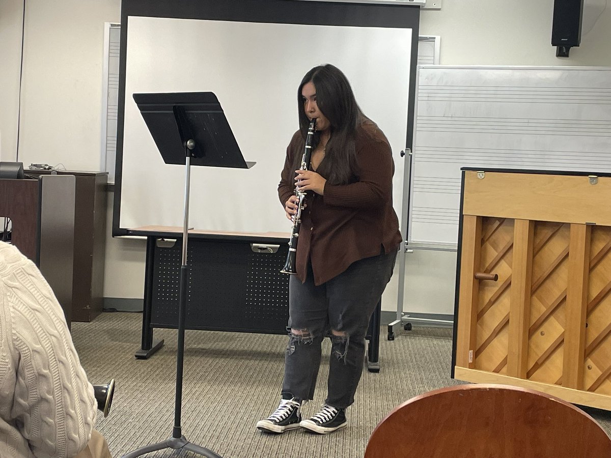 millikinclar's tweet photo. This week’s studio class featured performances by our new students! Great improvements through the first half of the semester by Isabella, Jonathan, Grace and Reese!

#MakeItMillikin #millikinclarinet #clarinet #bassclarinet #ebclarinet #band #orchestra #chambermusic #music https://t.co/UqQcsE36ut