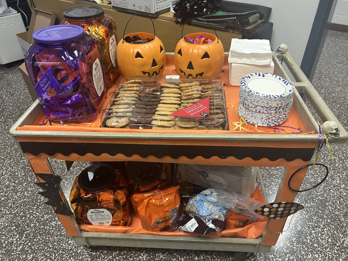 Landstownms's tweet photo. Great day today!  After our AVID meeting, we surprised our staff with treats! Coffee, halloween candy, soft drinks, and some other goodies! We love our staff and are so appreciative of the job they do everyday for our students, families, and each other! #OneTeamOneHeartbeat! https://t.co/nWlELTnDfJ