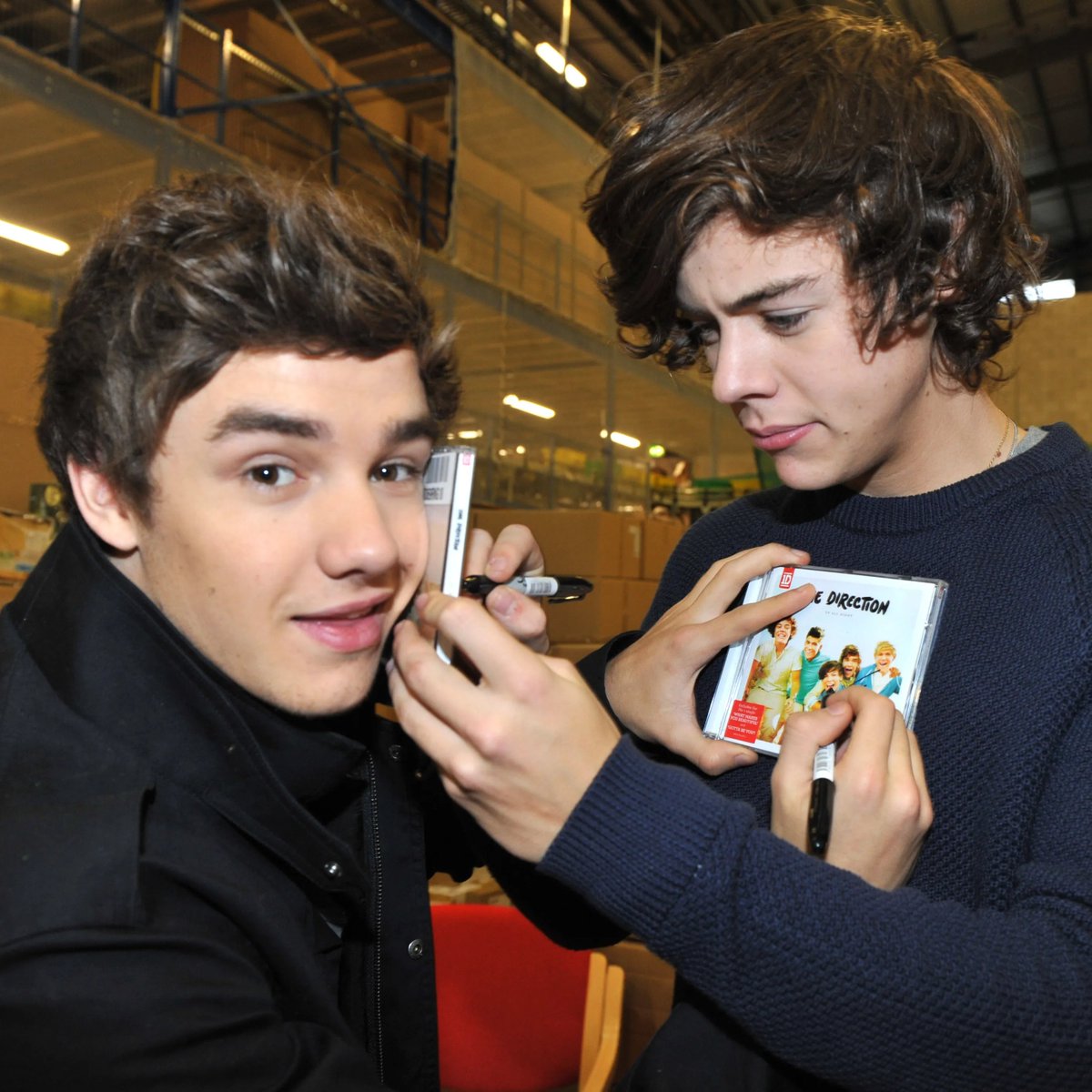sboficial's tweet photo. Harry Styles presta homenagem a Liam Payne:

"Estou verdadeiramente devastado com a morte de Liam.

Sua maior alegria era fazer outras pessoas felizes, e foi uma honra estar ao lado dele enquanto fazia isso.

Liam viveu de forma aberta e com o coração à mostra. Ele tinha uma energia pela vida que era contagiante. Ele era caloroso, solidário e incrivelmente amoroso. Os anos que passamos juntos permanecerão para sempre entre os anos mais preciosos da minha vida. Sentirei sempre sua falta, meu querido amigo.

Meu coração se parte por Karen, Geoff, Nicola e Ruth, seu filho Bear, e todos aqueles ao redor do mundo que o conheceram e o amaram, assim como eu.

- Harry"