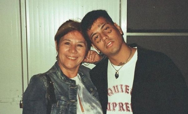 "No soy de sacar fotos vivo los momentos pero me saco una con mama que se que le encanta"