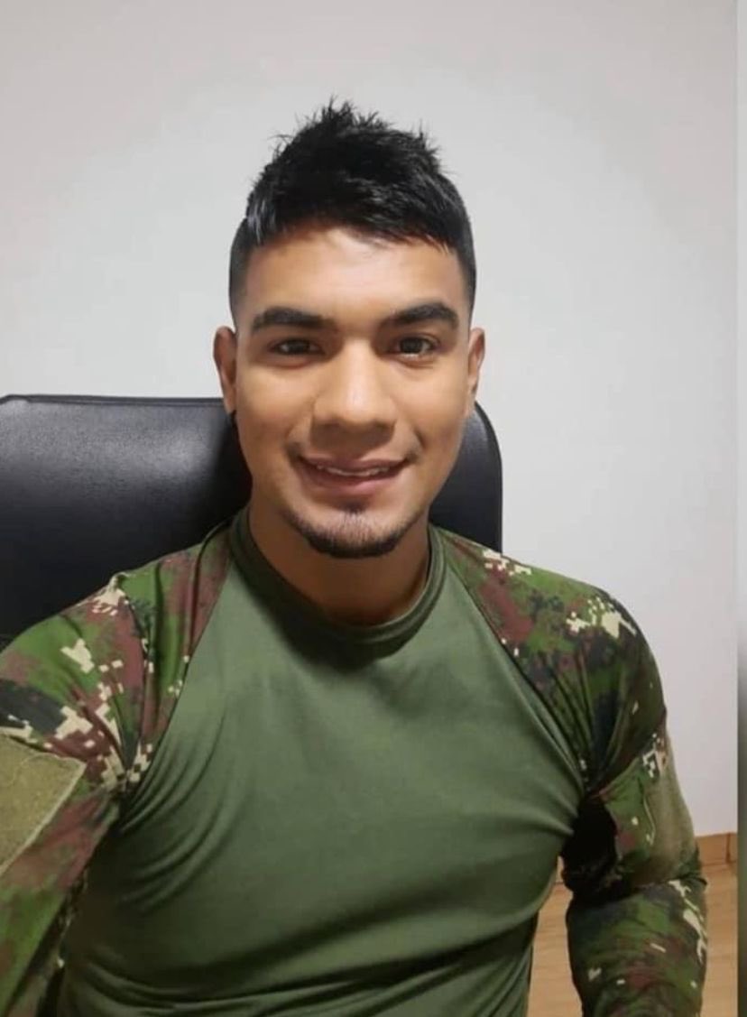La cara de la víctima la muestran sin temor, pero tapan la del asesino. ME DISCULPAN PERO AQUÍ NO HAY PRESUNCIÓN DE INOCENCIA, ESTE ES EL ASESINO Y ANDABA LIBRE TENIENDO ABIERTO UN PROCESO POR VIOLACIÓN. País de mierda