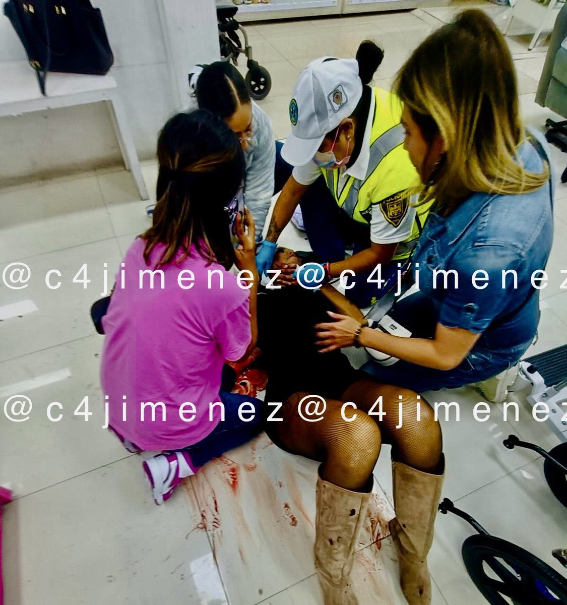 #UltimoMomento Sufre atentado la activista Diana Barrios en el Centro Histórico de la #CDMX un sujeto, junto con sus secuaces,  le dispararon a ella y dos personas más que la acompañaban