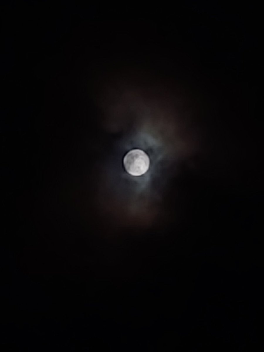 DwineMorae's tweet photo. WHY IS MY SUPERMOON AIN'T LOOKIN SUPER https://t.co/xZVocl9JC9