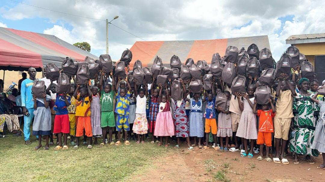 gps_poro1's tweet photo. Hier mercredi 16 octobre 2024 s'est tenu une cérémonie de remise de de kits scolaires aux élèves de Nabatiourkaha dans la sous-préfecture de Napier au nom de son excellence Soro Guillaume Kigbafori .
Cérémonie parrainée par le camarade #SILUE #YACOUBA cadre de GPS ... https://t.co/On7jrIk7xq