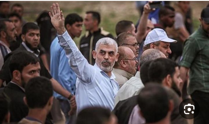 قائد الكتيبة التي اشبكت مع #يحيى_السنوار يقول أن الكتيبة خاضت اقوى معركة في تاريخا مع السنوار لمدة 3 ايام وهو يتنقل في عدد من المباني.. 
خاض خلالها اشتباك بقذائف الياسين وسلاح القنص والكلاشن
وبعد مقتله ودخولهم المنطقة تفاجأوا بوجود السنوار ومقاتلين فقط فأصيبوا بصدمة من مقاومتهم