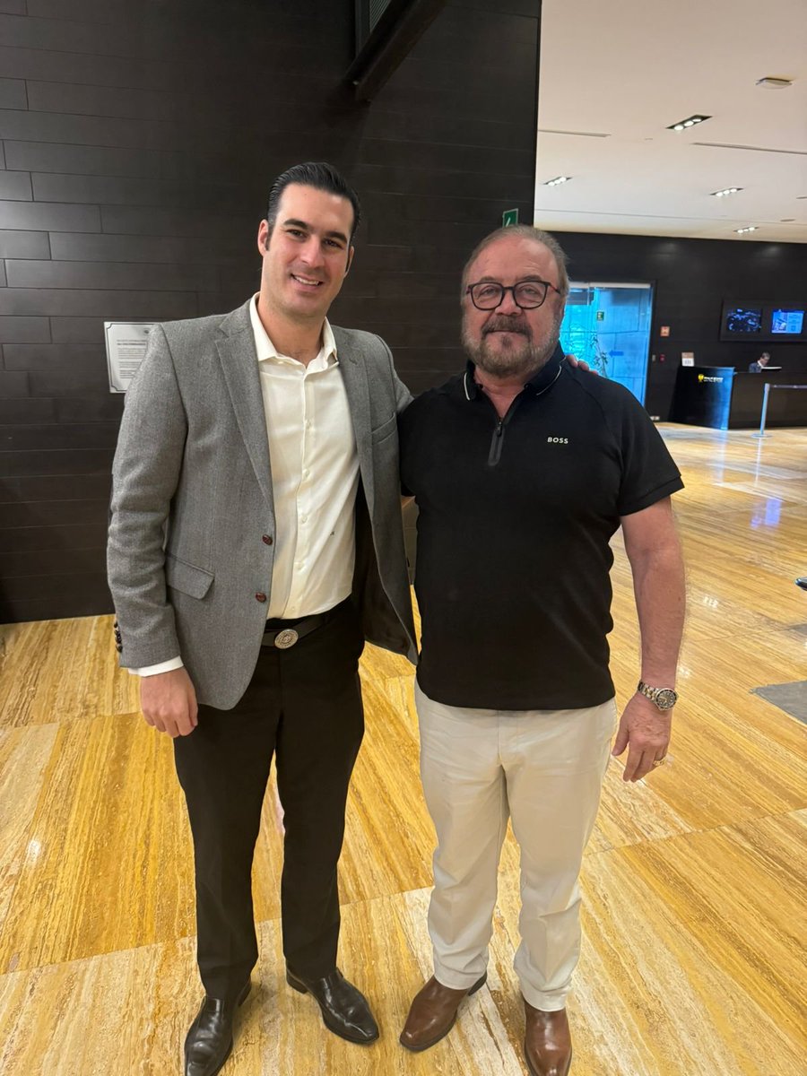 Con el gusto de saludar al Director Nacional de Promoción al Deporte y Bienestar <a href="/MiguelTorrucoG/">Miguel Torruco Garza</a> en platica para mejoras continuas y promoción del deporte en Durango  con el fin de prevenir actos vandálicos en adolescentes. #4T <a href="/Claudiashein/">Claudia Sheinbaum Pardo</a> <a href="/LaloSerranoZ/">Eduardo Serrano</a>  <a href="/APFDGO/">Asociación de Padres de Familia INTERFAC AC. Dgo.</a> <a href="/Luis_TV10/">Luis Ángel Rodríguez</a>