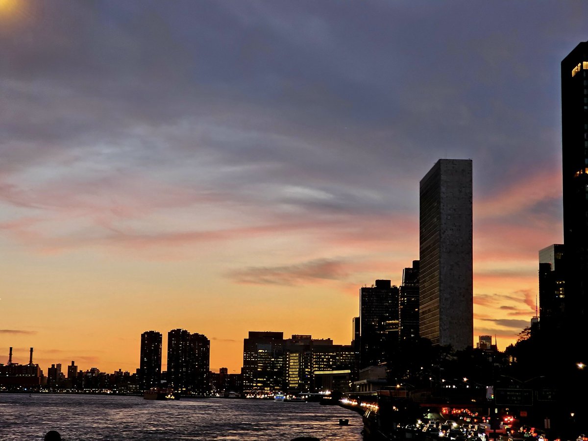 IrSterq's tweet photo. Saw the full Hunter moon as well as  pretty skies during sunset. @LeeGoldbergABC7 @ABC7NY https://t.co/D6VIYWKU6A