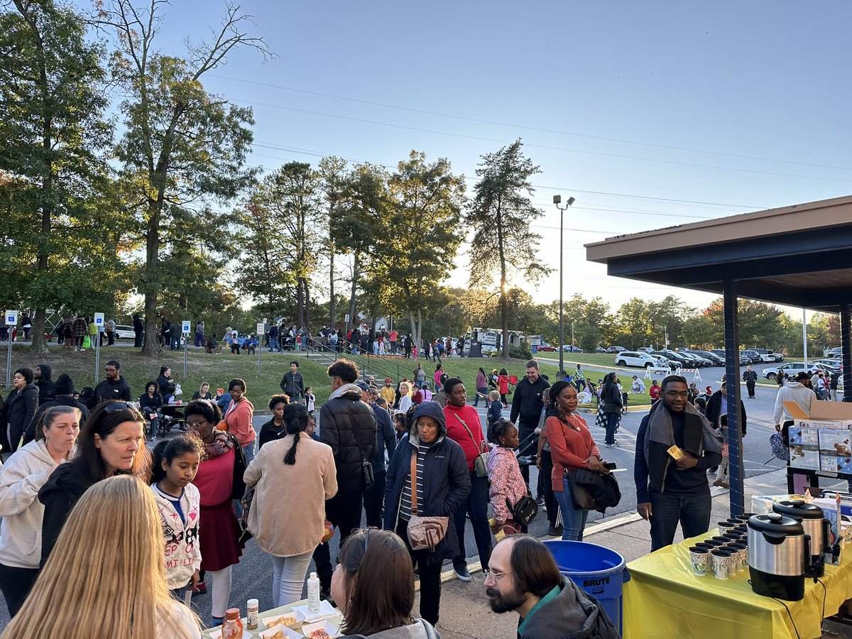 MontpelierES's tweet photo. We had our fall festival tonight and it was a huge success! Vendors, community resources, fun and food.  Building community! https://t.co/kZIs0nxGc3