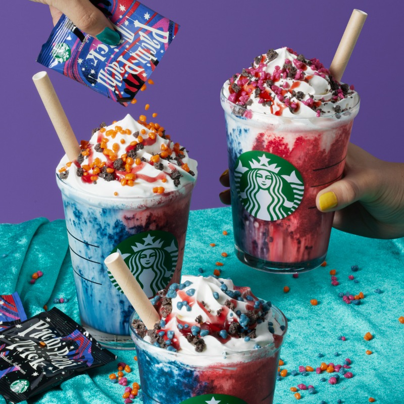 Starbucks_J's tweet photo. 本日(10/18)、『 #パチパチトリック 』が登場💥
パチパチっとキャンディが口の中ではじける不思議なトッピング。
フラペチーノ®に魔法をかけるようにふりかければ、#パチパチメラメーラフラペチーノ®に🧙‍♀️✨

色は全部で３色。どの色のパチパチトリックが出たか、コメントで教えてください❤️💙🧡