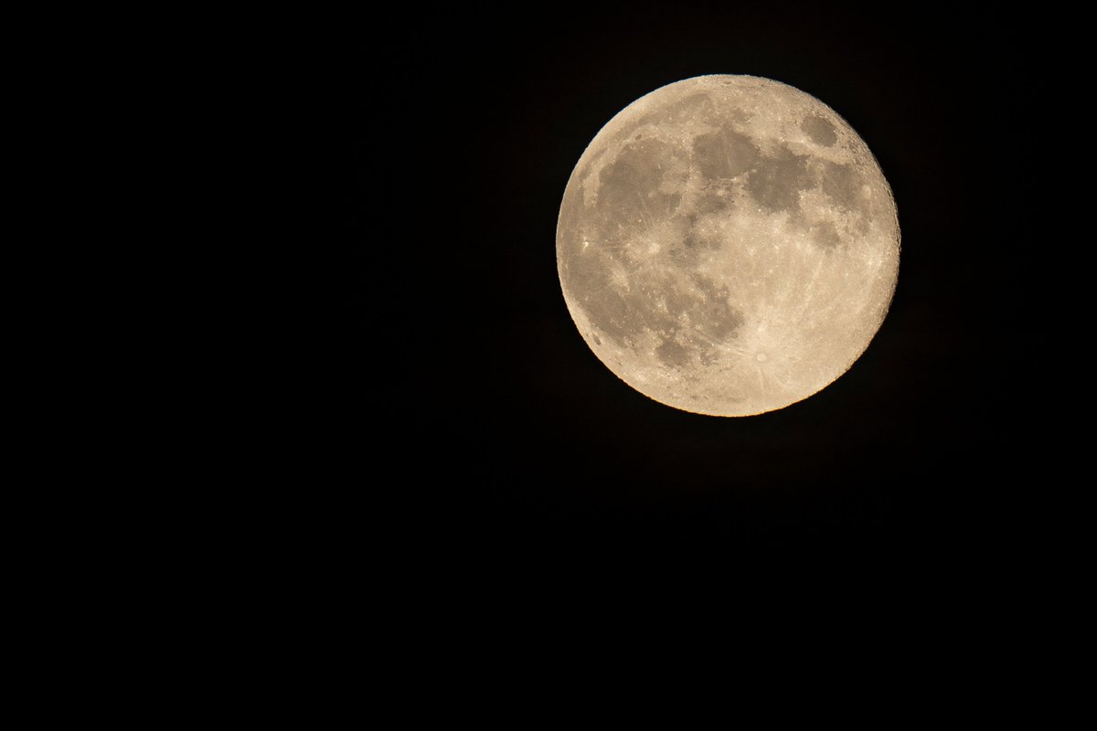 bd_imgng's tweet photo. Went to try and shoot the "Hunter's Moon" with the Hueblien Tower, but a thin veil of clouds messed with the image I envisioned, making exposures tough. So, here's the best of, along with sunset and just the moon.  #HuntersMoon #hueblientower #sunset https://t.co/aIZrzeSfkY