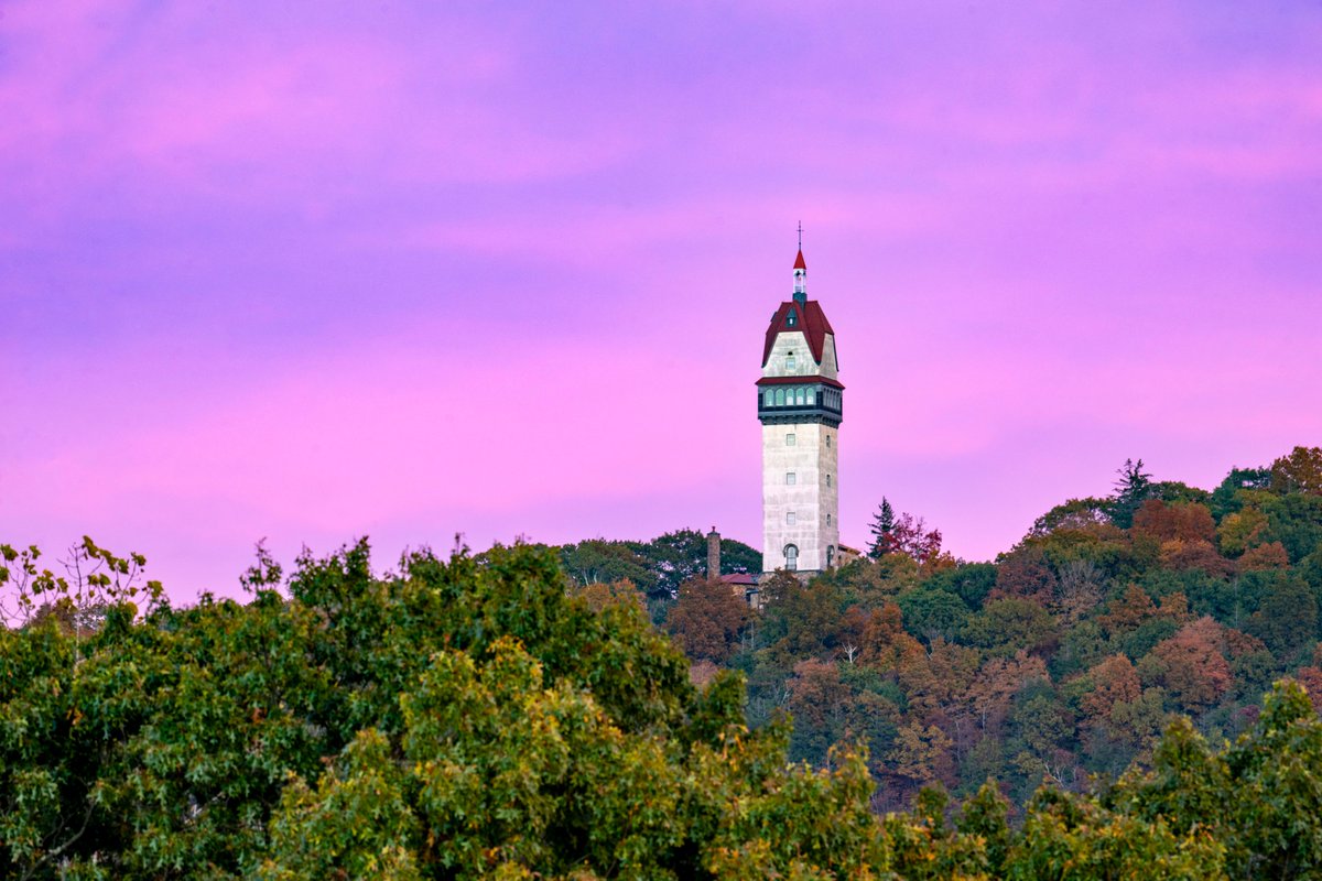 bd_imgng's tweet photo. Went to try and shoot the "Hunter's Moon" with the Hueblien Tower, but a thin veil of clouds messed with the image I envisioned, making exposures tough. So, here's the best of, along with sunset and just the moon.  #HuntersMoon #hueblientower #sunset https://t.co/aIZrzeSfkY