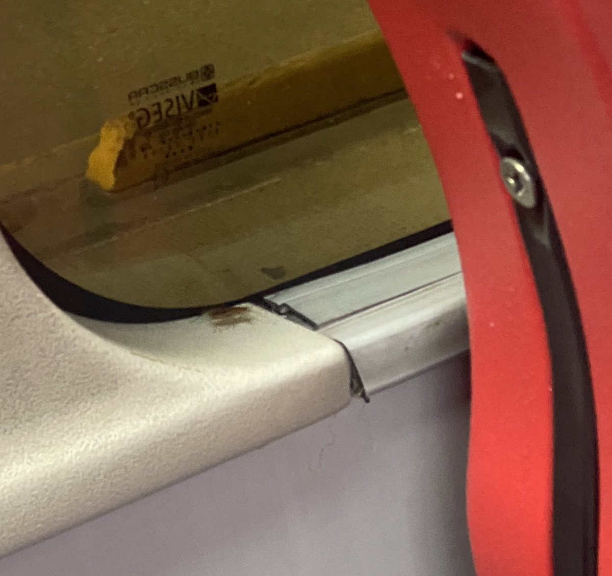 andresflsanchez's tweet photo. Nuevamente los buses de @TransMilenio en este caso el bus N174 se encuentran lleno de plagas de cucarachas… https://t.co/Nlq8gqwuoa