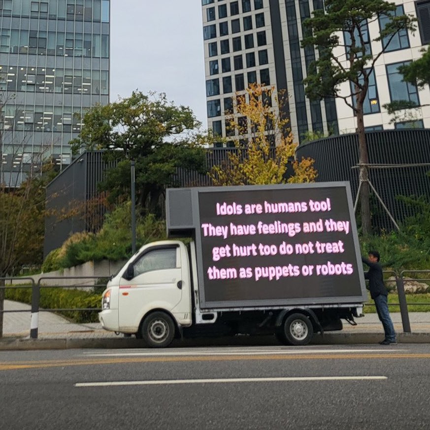wonbinseok's tweet photo. 📣 SECOND TRUCK HAS ARRIVED 🚚

it's already in front of sm! thank you so much everyone for your unending support! 🧡🫧

walang titigil! para kay SEUNGHAN 🤞

#JUSTICE_FOR_SEUNGHAN
#AlwayswithSeunghan
#SMSupportsBullying 
#SM_쓰레기 https://t.co/AaVJhbNThj