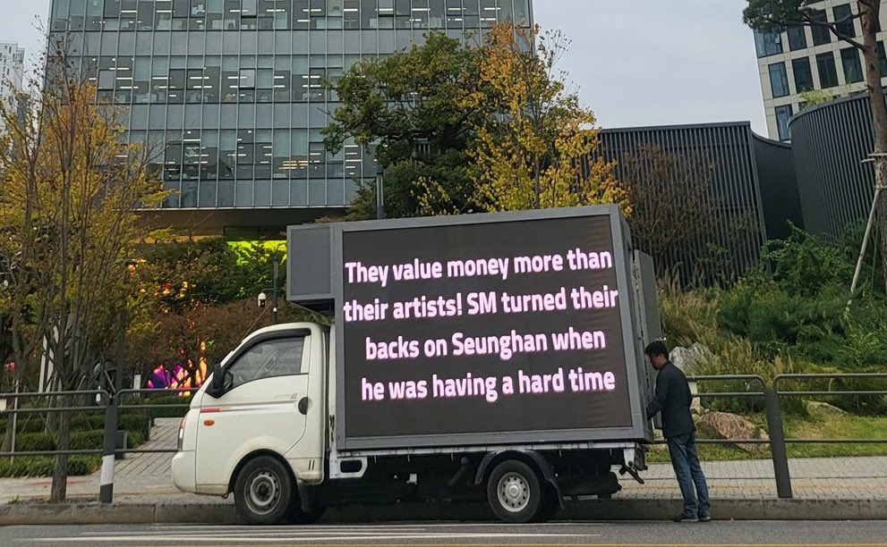 wonbinseok's tweet photo. 📣 SECOND TRUCK HAS ARRIVED 🚚

it's already in front of sm! thank you so much everyone for your unending support! 🧡🫧

walang titigil! para kay SEUNGHAN 🤞

#JUSTICE_FOR_SEUNGHAN
#AlwayswithSeunghan
#SMSupportsBullying 
#SM_쓰레기 https://t.co/AaVJhbNThj