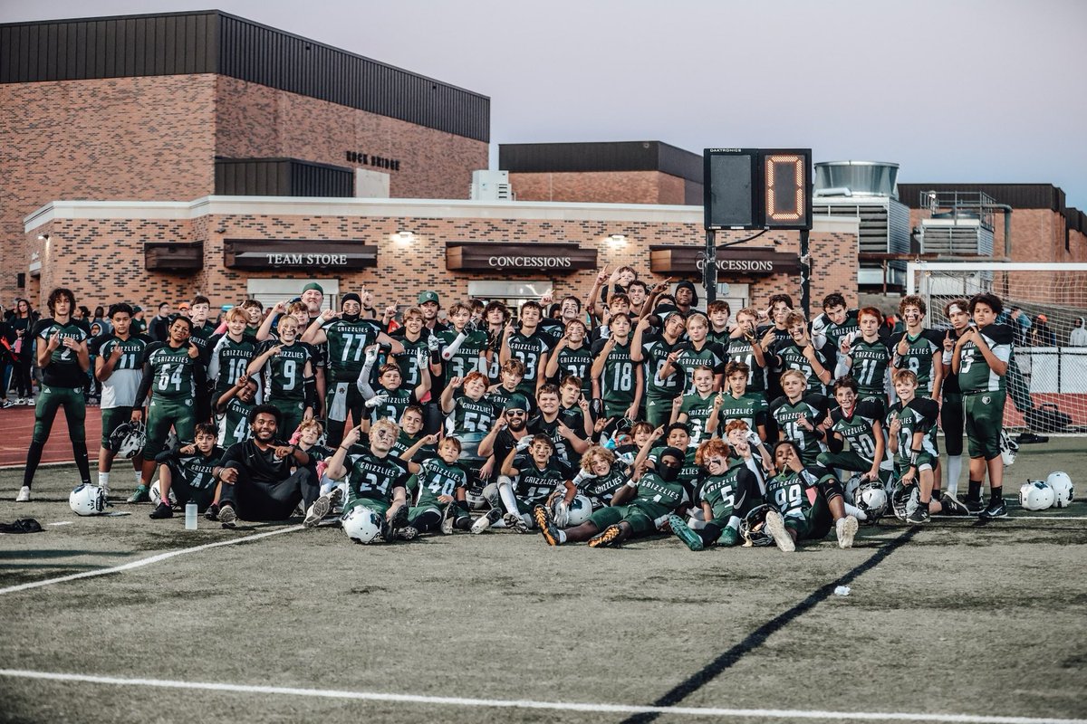 CoachCarter_3's tweet photo. Undefeated. 
#GrizzlyBearRaid https://t.co/sl1nYsYlrQ