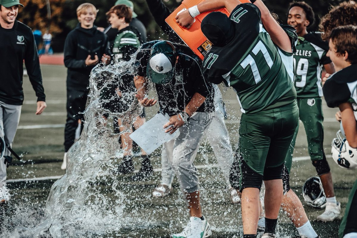 CoachCarter_3's tweet photo. Undefeated. 
#GrizzlyBearRaid https://t.co/sl1nYsYlrQ