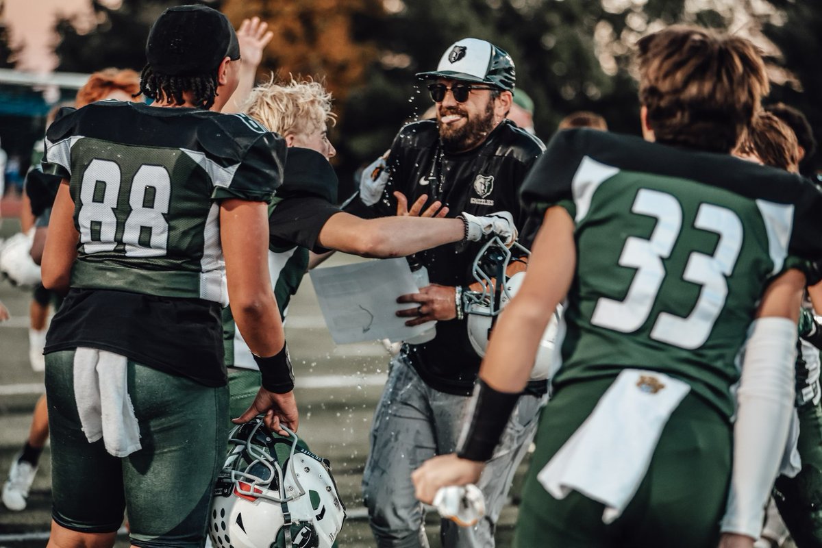 CoachCarter_3's tweet photo. Undefeated. 
#GrizzlyBearRaid https://t.co/sl1nYsYlrQ
